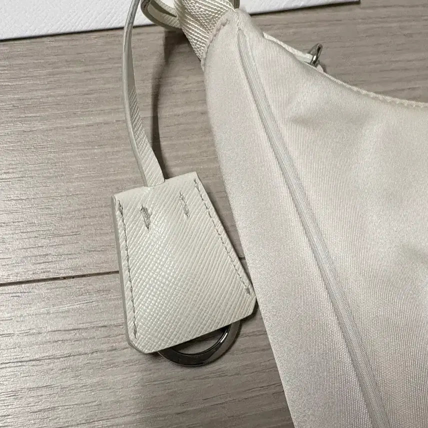 [BUNJANG] Prada Hobo Bag White / 프라다 호보백 화이트