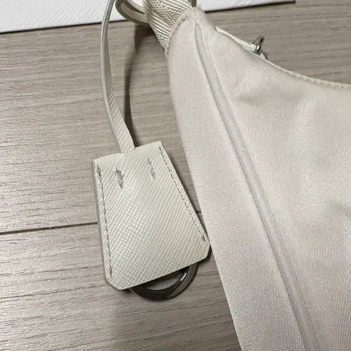 [BUNJANG] Prada Hobo Bag White / 프라다 호보백 화이트