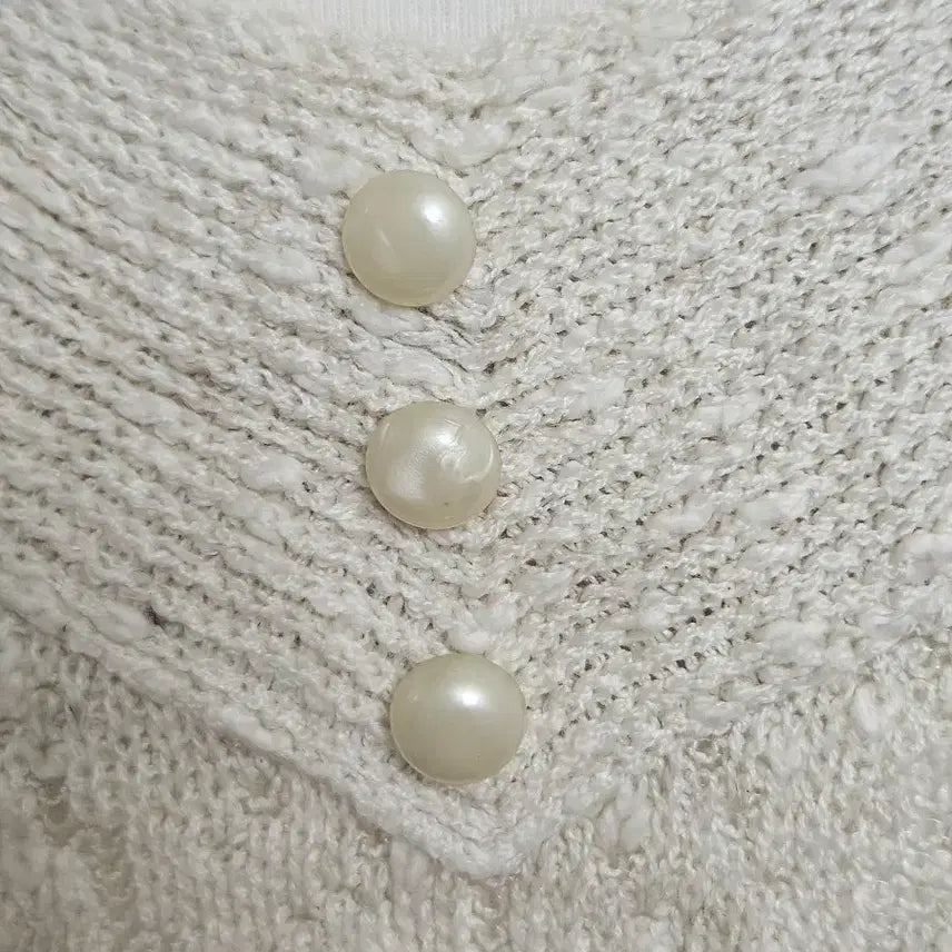 [BUNJANG] Ivory Mori V-Neck Knit Top / 아이보리 모리 단추 레이어드용 브이넥 니트