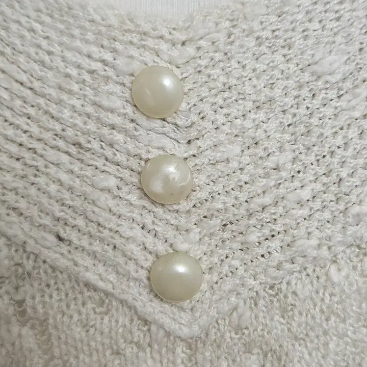 [BUNJANG] Ivory Mori V-Neck Knit Top / 아이보리 모리 단추 레이어드용 브이넥 니트