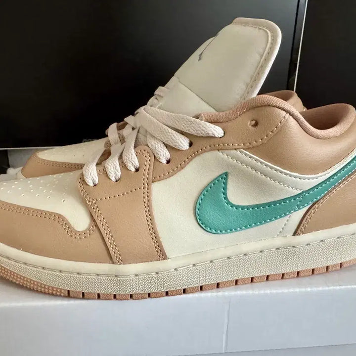 [BUNJANG] Nike Air Jordan 1 Beige Sneakers / 새상품 나이키 조던 에어 1 스우시 스니커즈