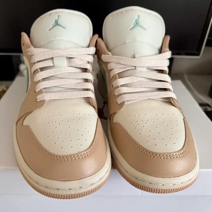[BUNJANG] Nike Air Jordan 1 Beige Sneakers / 새상품 나이키 조던 에어 1 스우시 스니커즈