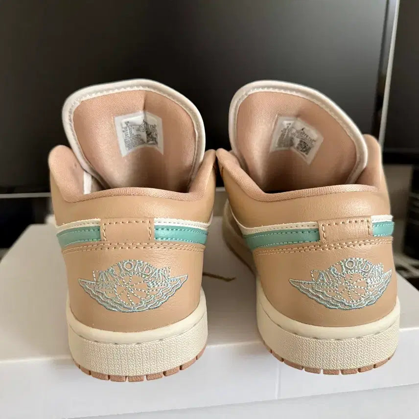 [BUNJANG] Nike Air Jordan 1 Beige Sneakers / 새상품 나이키 조던 에어 1 스우시 스니커즈