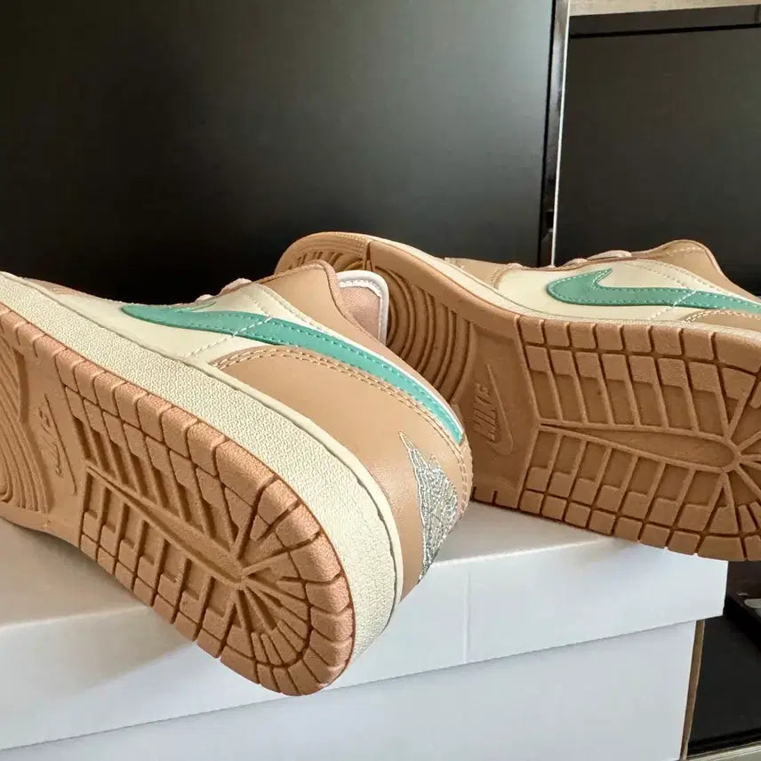 [BUNJANG] Nike Air Jordan 1 Beige Sneakers / 새상품 나이키 조던 에어 1 스우시 스니커즈