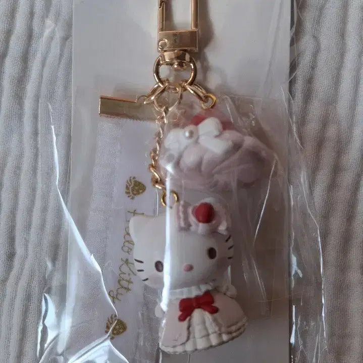 [BUNJANG] Hello Kitty Whipped Cream Cake Keyring / 헬로키티 휘핑크림케이크 키링 (미사용)