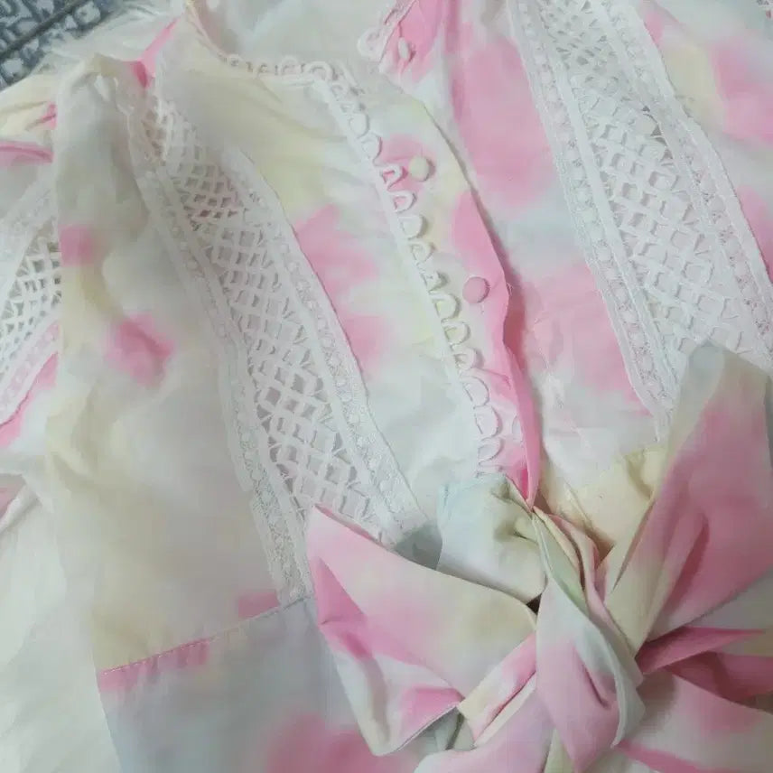 [BUNJANG] Cotton Candy Ribbon Blouse Lace Point / 솜사탕리본 블라우스 레이스 포인트