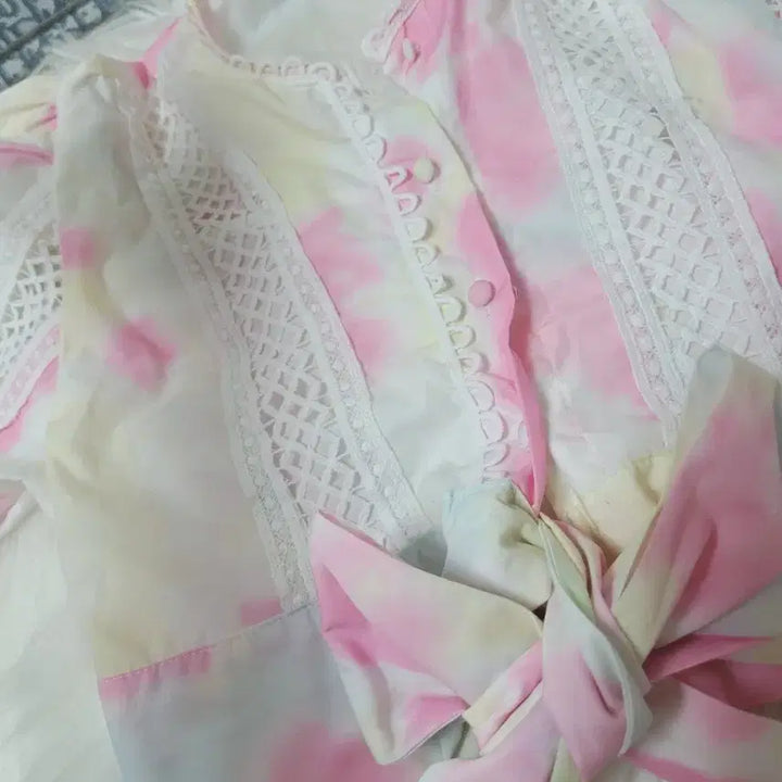 [BUNJANG] Cotton Candy Ribbon Blouse Lace Point / 솜사탕리본 블라우스 레이스 포인트