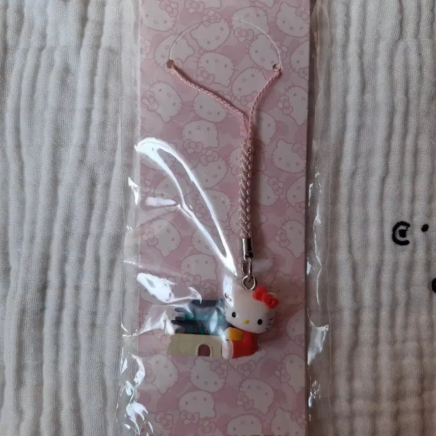 [BUNJANG] Hello Kitty 50th Anniversary Seoul Gyeongbokgung Phone Strap / 헬로키티 50주년 핸드폰 스트랩(지역키링/서울 경복궁)