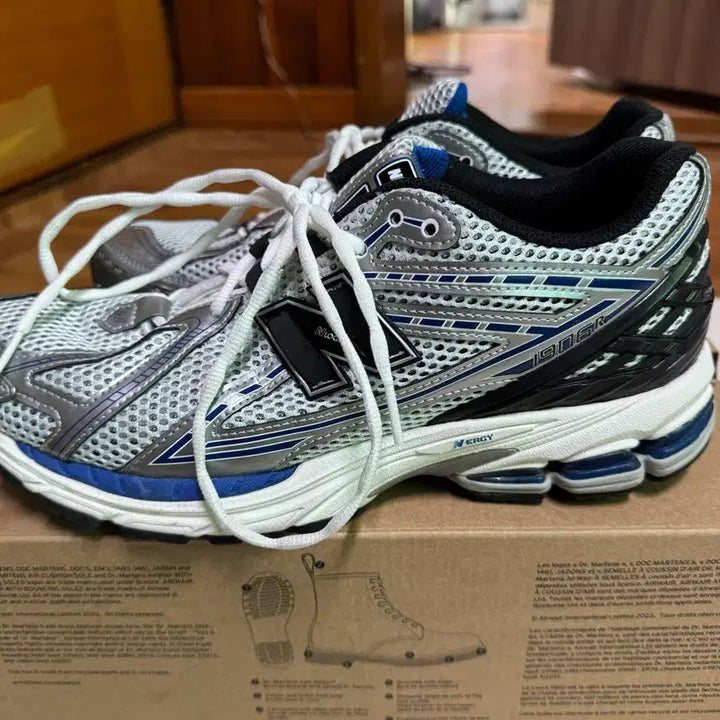 [BUNJANG] New Balance 1906R Silver Metallic Sneakers / [280] 뉴발란스 1906R 실버 메탈릭