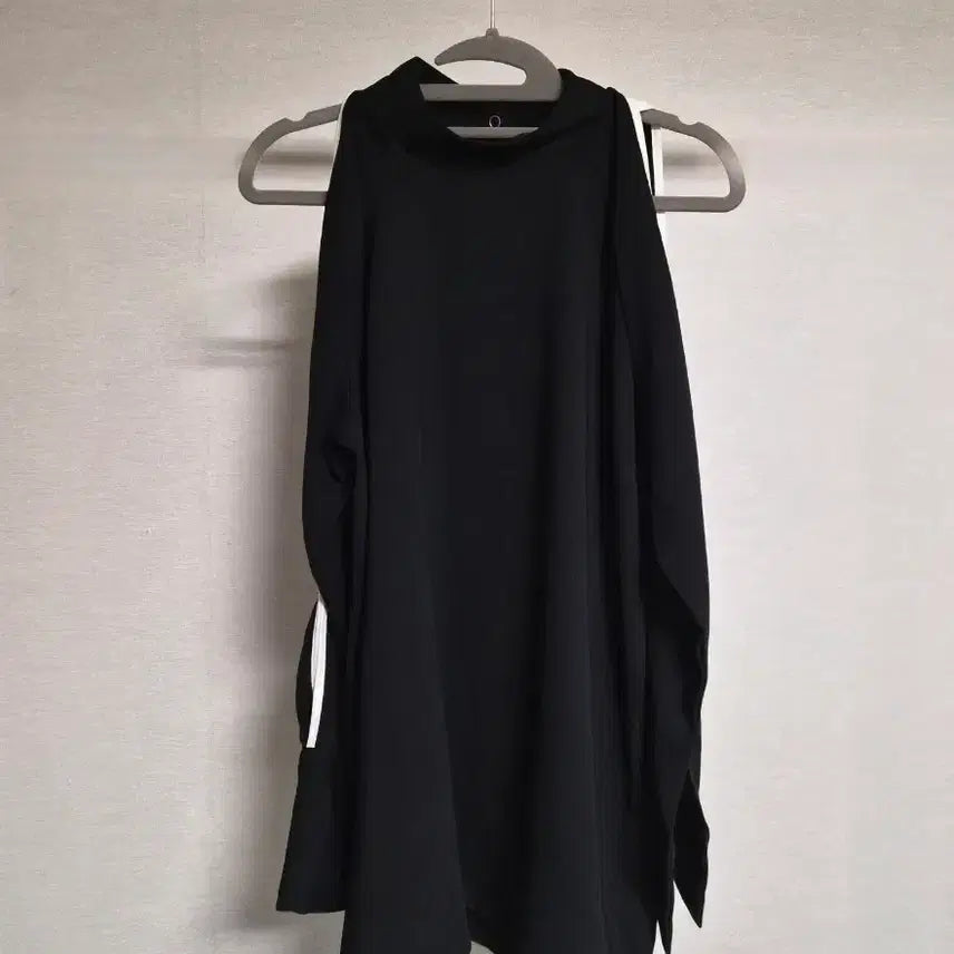 [BUNJANG] Rodeo Black Open Shoulder Blouse / 한번실착! 로데오 블랙 오픈 숄더 블라우스
