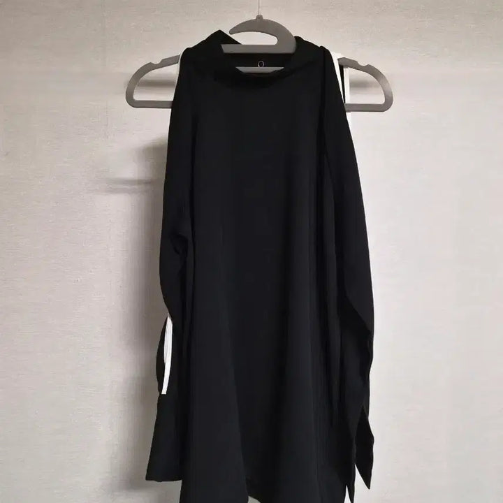 [BUNJANG] Rodeo Black Open Shoulder Blouse / 한번실착! 로데오 블랙 오픈 숄더 블라우스