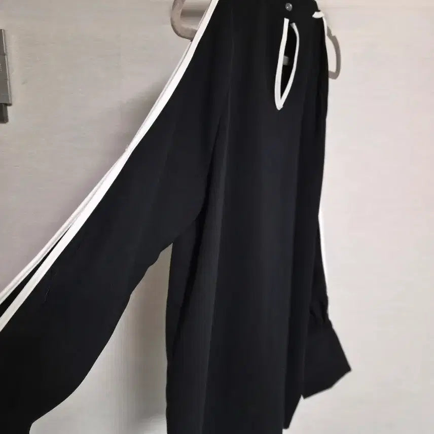[BUNJANG] Rodeo Black Open Shoulder Blouse / 한번실착! 로데오 블랙 오픈 숄더 블라우스