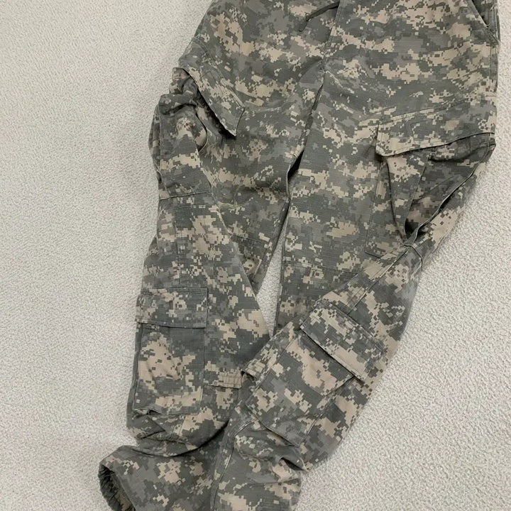 [BUNJANG] US Military Digital Camo Cargo Pants / [S]미군 디지털카모 카고바지 (A4-32-138)