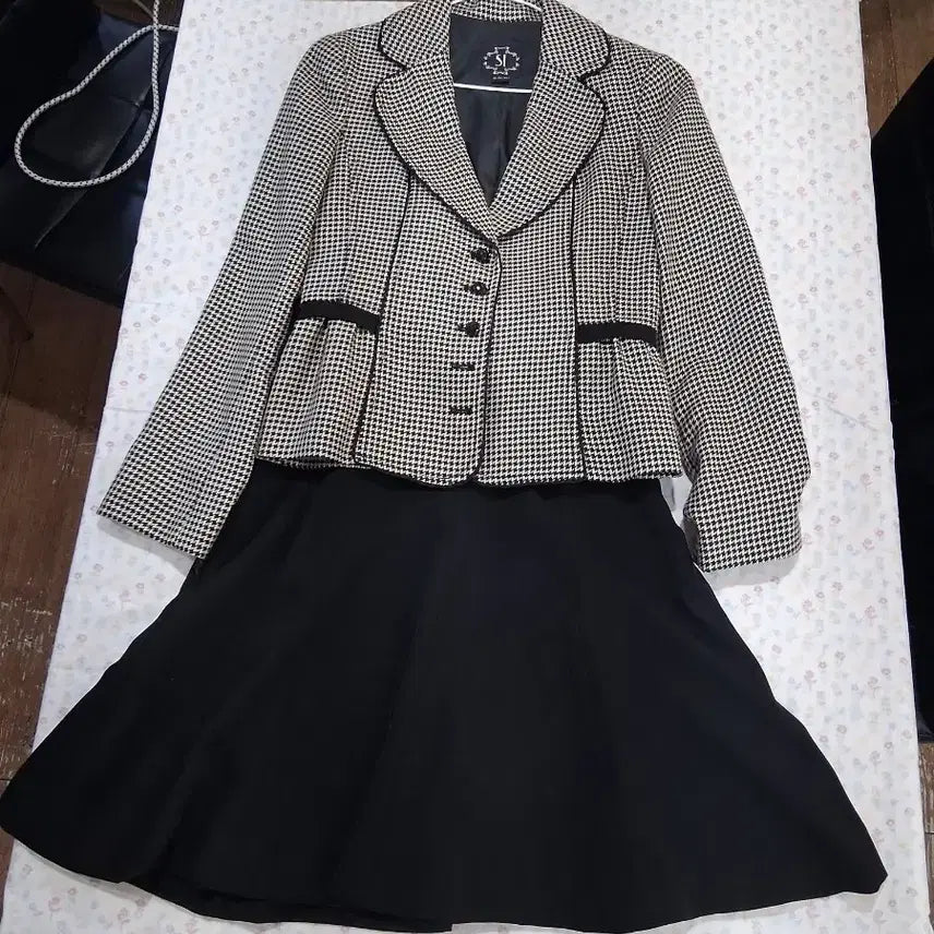 [BUNJANG] SI Houndstooth Jacket &amp; Black Skirt Suit (Size 55) / SI 하운드투스 자켓 + 블랙 스커트 정장(55)