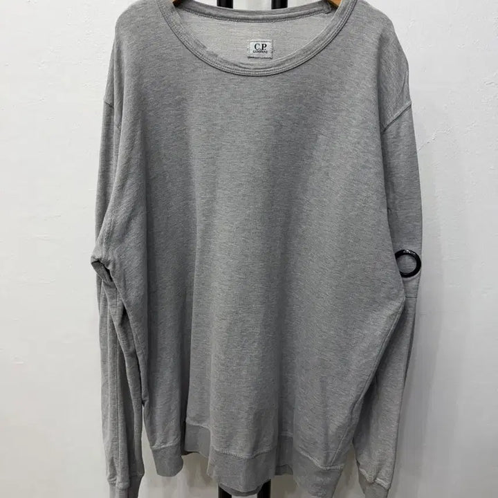 [SOLD OUT] 매장판정품) CP컴퍼니 21ss 남성 그레이 맨투맨 티셔츠 XXL