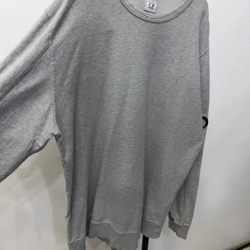 [SOLD OUT] 매장판정품) CP컴퍼니 21ss 남성 그레이 맨투맨 티셔츠 XXL