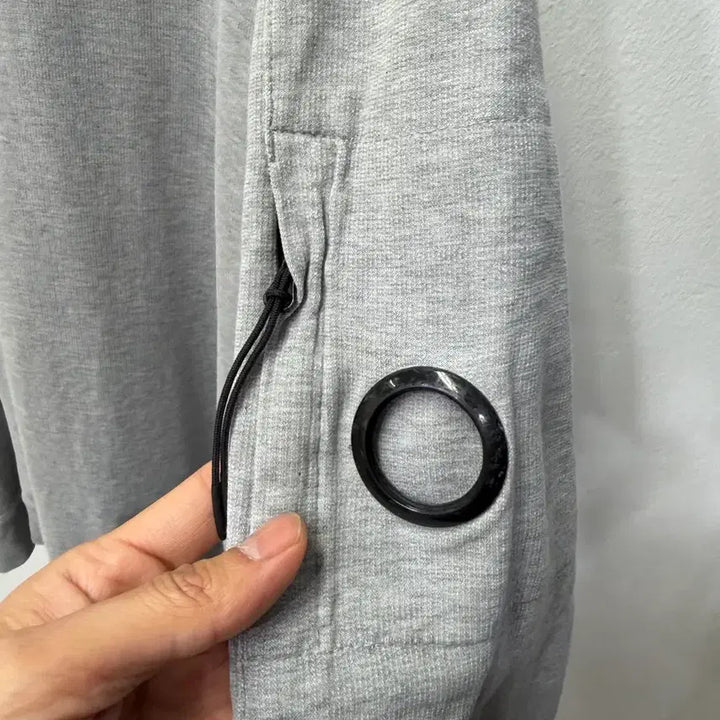 [SOLD OUT] 매장판정품) CP컴퍼니 21ss 남성 그레이 맨투맨 티셔츠 XXL