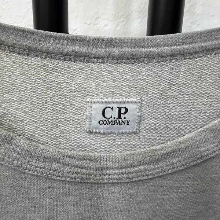 [SOLD OUT] 매장판정품) CP컴퍼니 21ss 남성 그레이 맨투맨 티셔츠 XXL