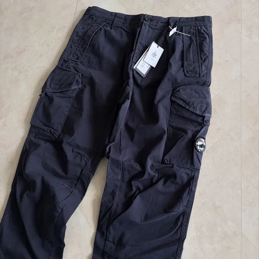 [BUNJANG] CP Company Stretch Loose Fit Lens Logo Pants Navy / [새상품]CP컴퍼니 씨피컴퍼니 스트레치 루즈핏 렌즈 로고 팬츠 네이비