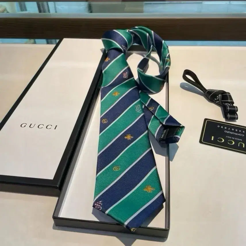 [BUNJANG] Gucci Striped Bee &amp; Logo Silk Necktie / 구찌 새로운 개성 있고 세련된 캐주얼 넥타이