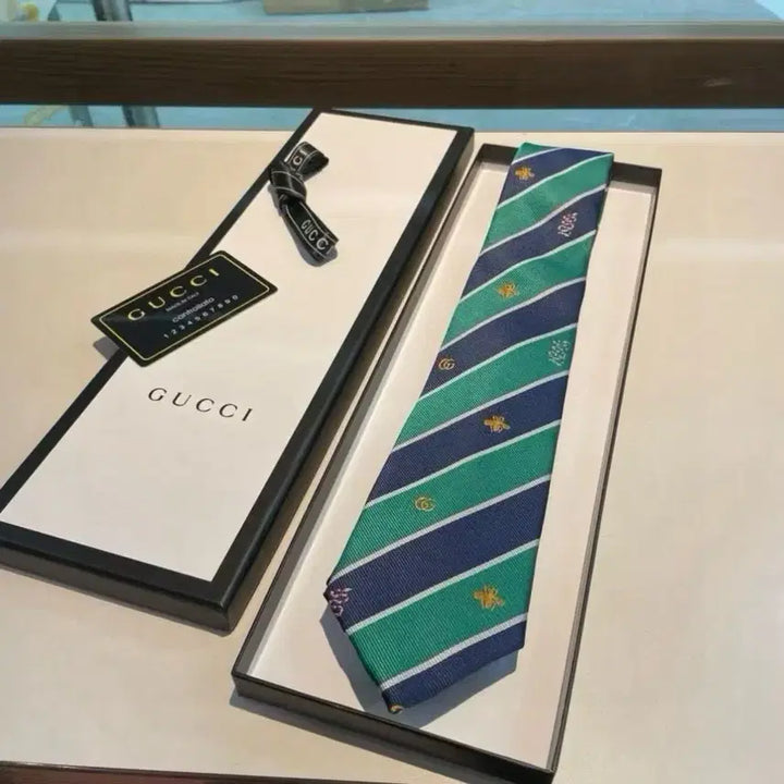 [BUNJANG] Gucci Striped Bee &amp; Logo Silk Necktie / 구찌 새로운 개성 있고 세련된 캐주얼 넥타이
