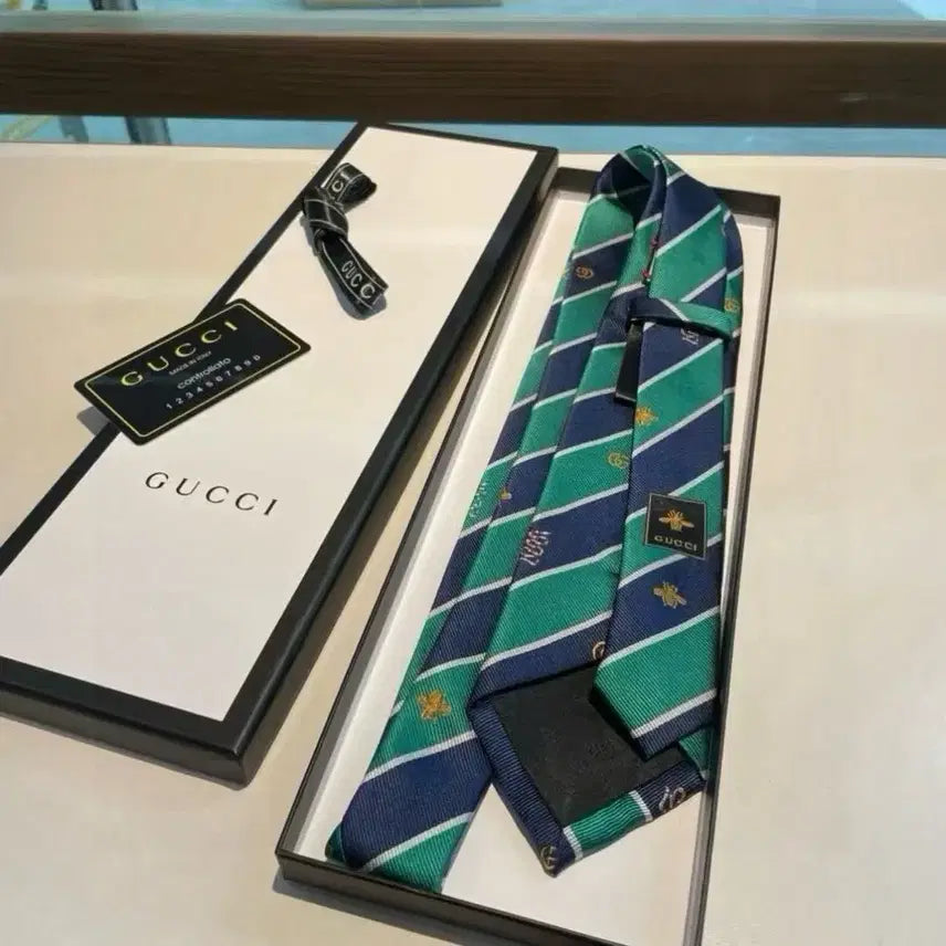 [BUNJANG] Gucci Striped Bee &amp; Logo Silk Necktie / 구찌 새로운 개성 있고 세련된 캐주얼 넥타이