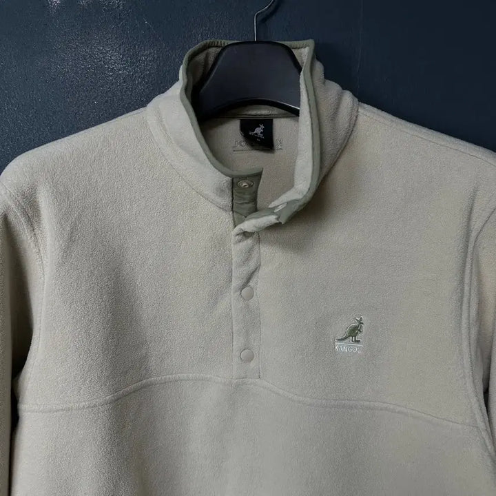[BUNJANG] Kangol Logo Ivory Fleece Half-Zip T-shirt / M 캉골 로고 아이보리 후리스 하프집업 티셔츠