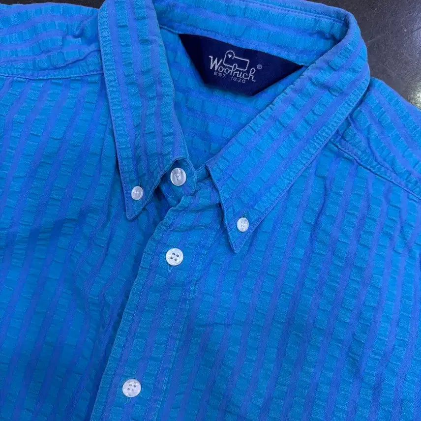 [BUNJANG] Woolrich Seersucker Striped Button-Down Short Sleeve Shirt / 울리치 캐쥬얼 버튼다운 스트라이프 시어서커 엠보싱 반팔셔츠 L