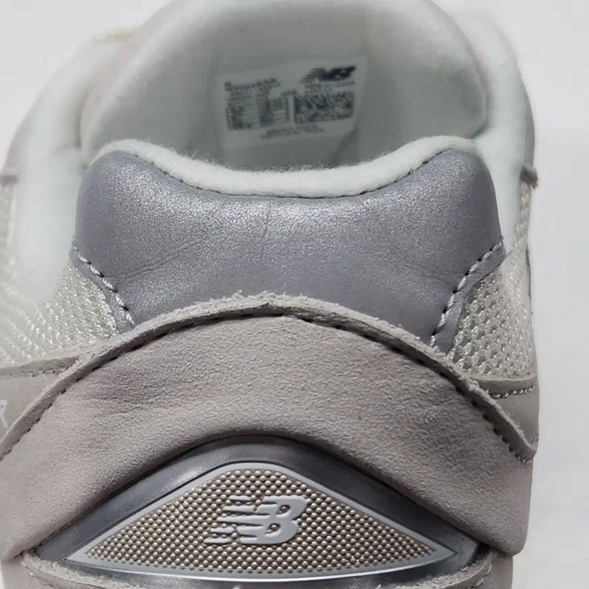 [BUNJANG] New Balance 2002R White Ivory Sneakers / [새상품] 뉴발란스 2002R 화이트 아이보리 M2002RAA 265