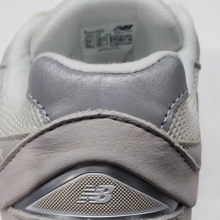 [BUNJANG] New Balance 2002R White Ivory Sneakers / [새상품] 뉴발란스 2002R 화이트 아이보리 M2002RAA 265