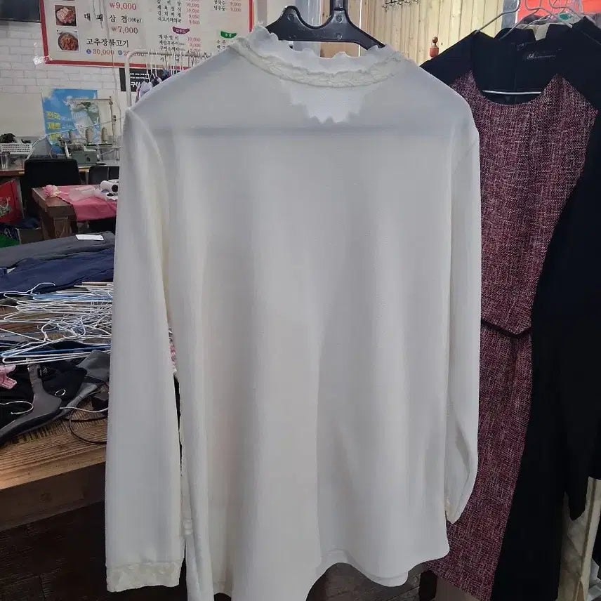 [BUNJANG] Ivory Lace Pearl Neck Blouse (Size 66) / 아이보리 레이스 진주넥 블라우스(66)