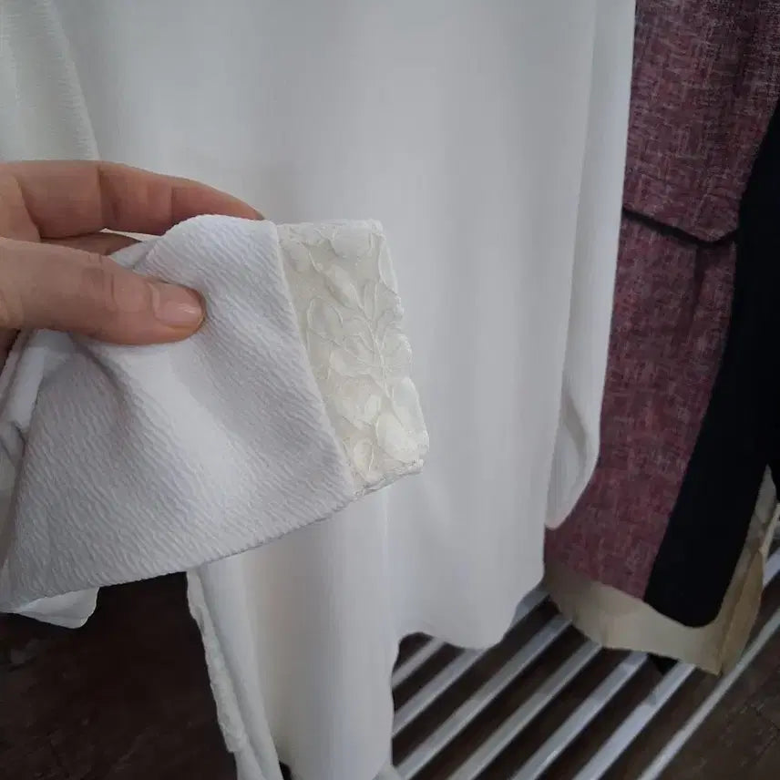 [BUNJANG] Ivory Lace Pearl Neck Blouse (Size 66) / 아이보리 레이스 진주넥 블라우스(66)