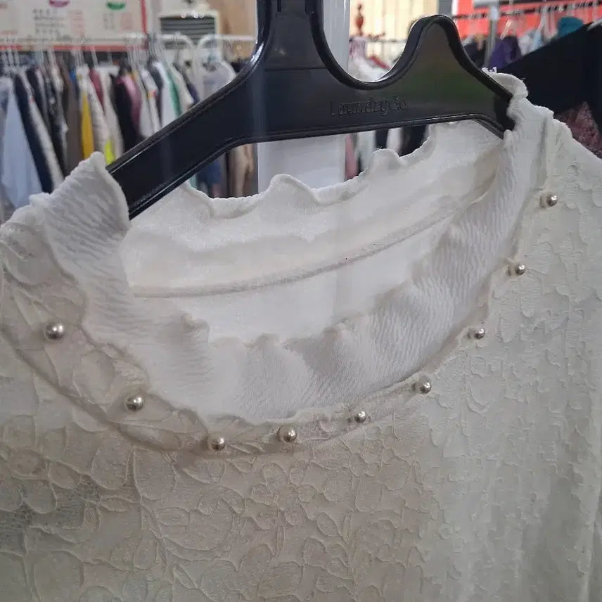 [BUNJANG] Ivory Lace Pearl Neck Blouse (Size 66) / 아이보리 레이스 진주넥 블라우스(66)