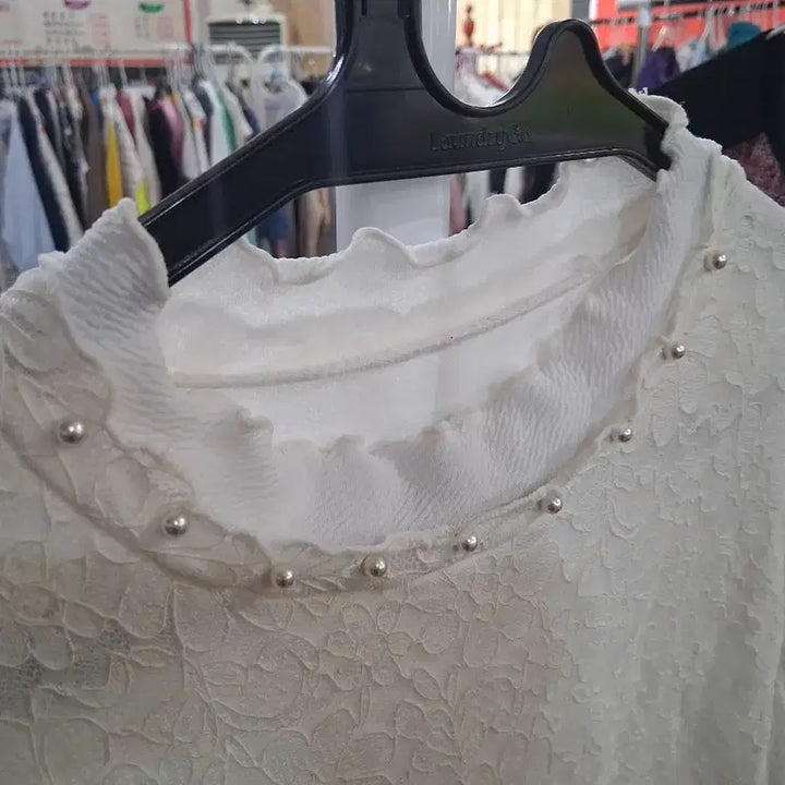 [BUNJANG] Ivory Lace Pearl Neck Blouse (Size 66) / 아이보리 레이스 진주넥 블라우스(66)