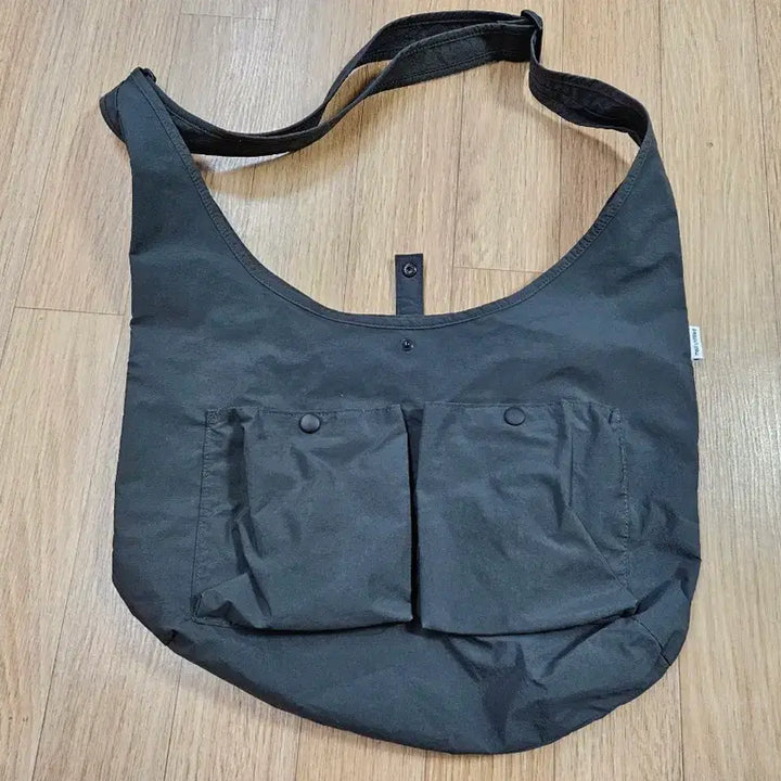 [BUNJANG] Majiemtitl Bore Back Cross Bag Gray / 마지언타이틀 보어 백 크로스백 회색
