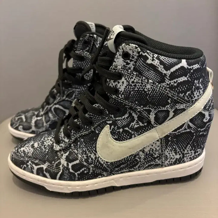 [BUNJANG] Nike High Top Wedge Sneakers (Navy &amp; White, 230mm) / 나이키 하이탑 웨지힐 스니커즈 230