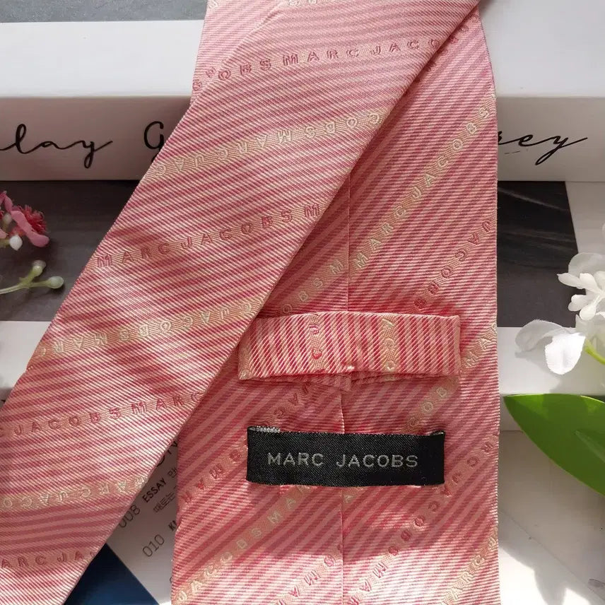 [BUNJANG] Marc Jacobs Silk Stripe Logo Tie / 마크제이콥스 실크 스트라이프 로고 패턴 넥타이 9cm A+등급 K2302