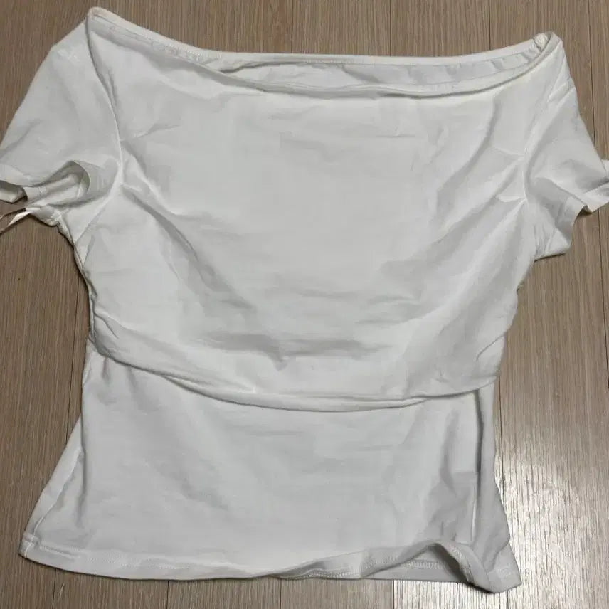 [BUNJANG] White Off-Shoulder Short-Sleeve T-shirt / 오프숄더 흰색 반팔 티셔츠
