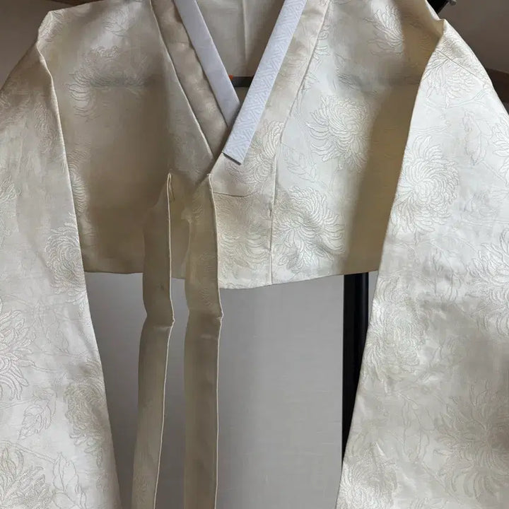 [BUNJANG] Hanbok Ivory Floral Blouse / 한복저고리 4만원 (66-77사이즈L~XL)