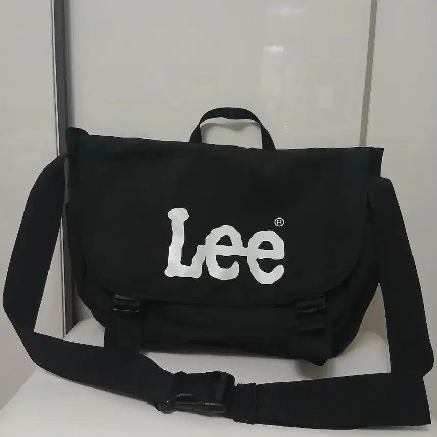 [SOLD OUT] Lee 검정 메신저백