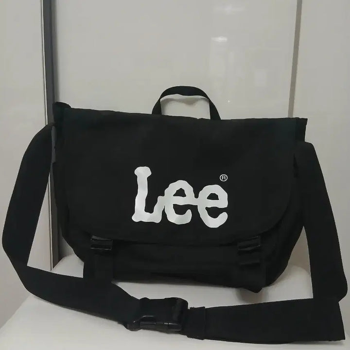 [SOLD OUT] Lee 검정 메신저백