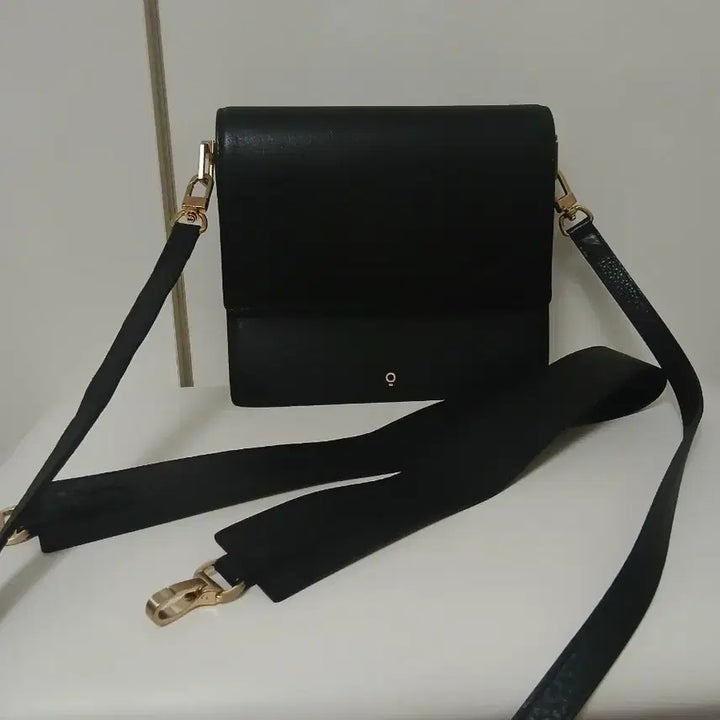 [BUNJANG] HOZE Black Leather Crossbody Bag / 호제 HOZE 블랙 가죽 크로스백