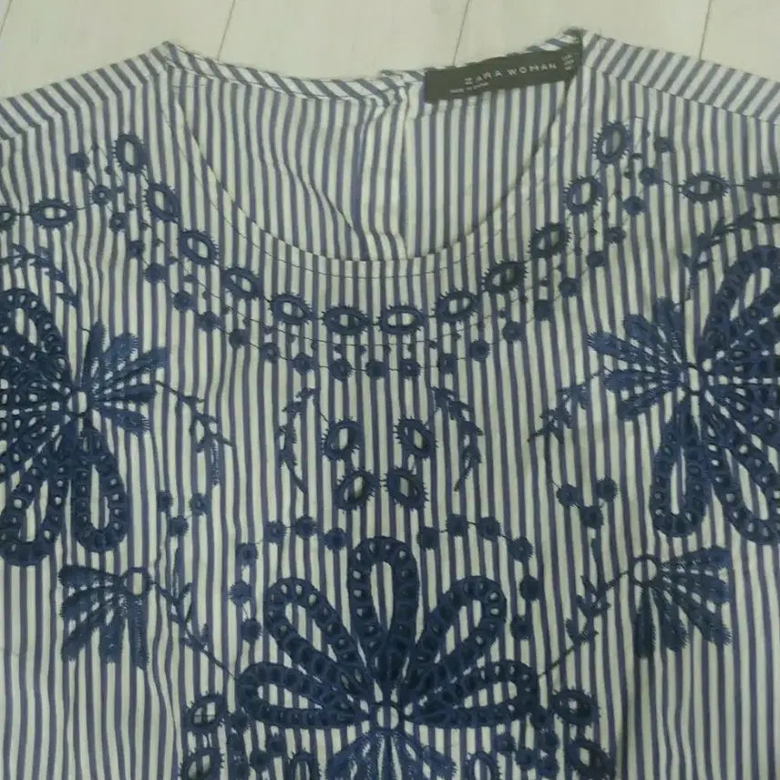 [SOLD OUT] 자라 우먼 스트라이프 자수 블라우스 xs