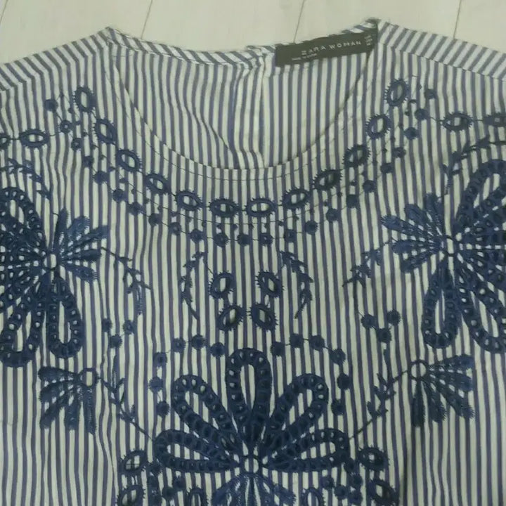 [SOLD OUT] 자라 우먼 스트라이프 자수 블라우스 xs
