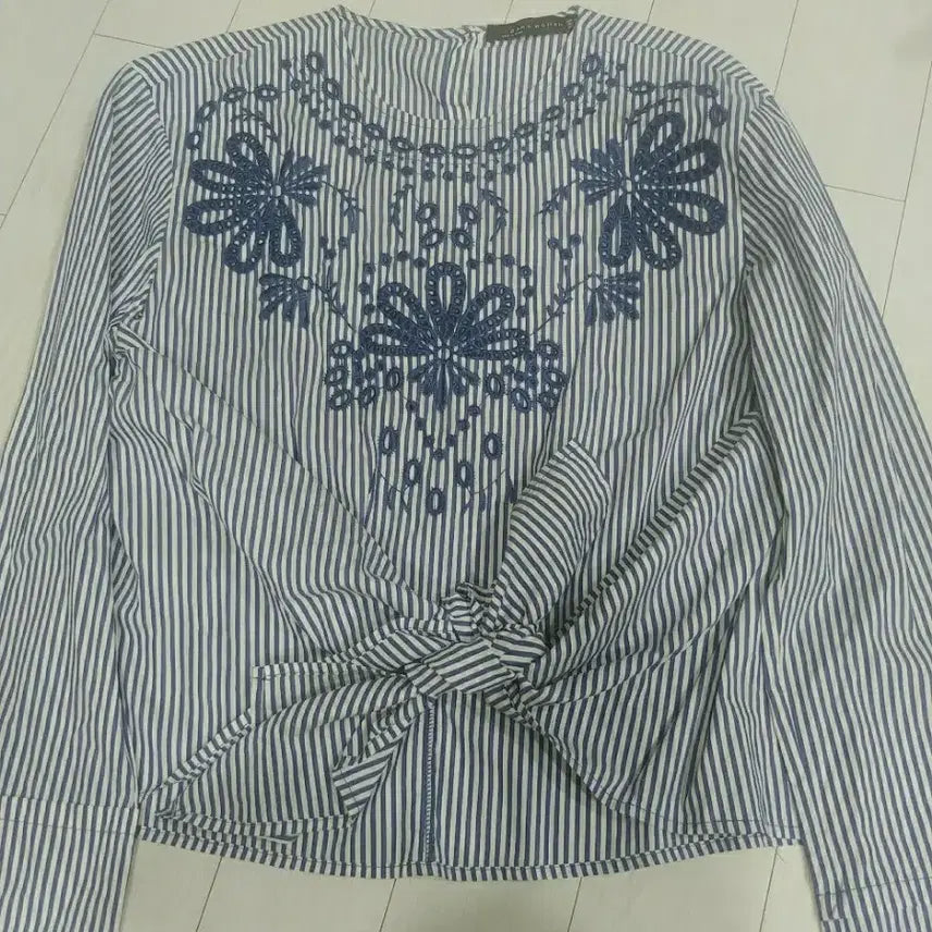 [SOLD OUT] 자라 우먼 스트라이프 자수 블라우스 xs