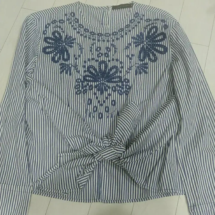 [SOLD OUT] 자라 우먼 스트라이프 자수 블라우스 xs