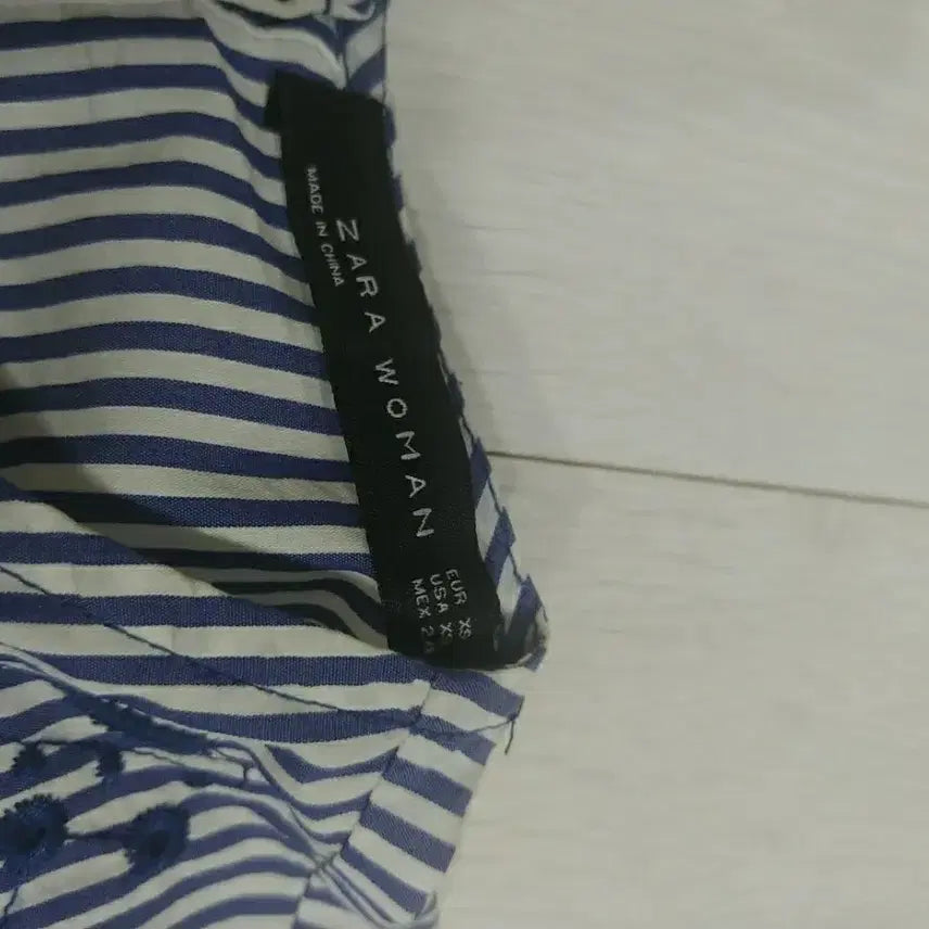 [SOLD OUT] 자라 우먼 스트라이프 자수 블라우스 xs
