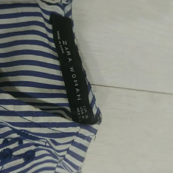 [SOLD OUT] 자라 우먼 스트라이프 자수 블라우스 xs