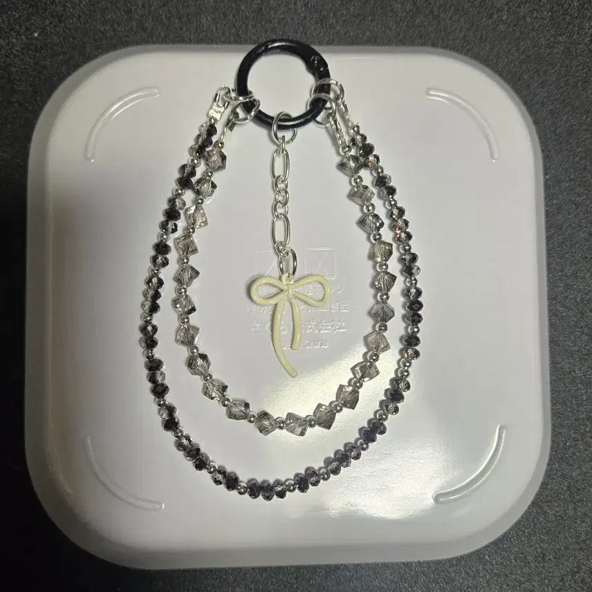 [BUNJANG] Handmade Black and Gray Beaded Ribbon Keychain / [핸드메이드] 크리 리본 키링