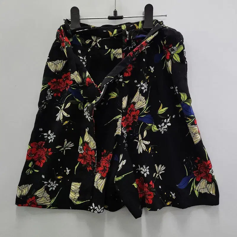 [BUNJANG] STRADIVARIUS Tropical Flower Black Shorts / STRADIVARIUS 트로피컬 플라워 블랙 반바지 EUR 38